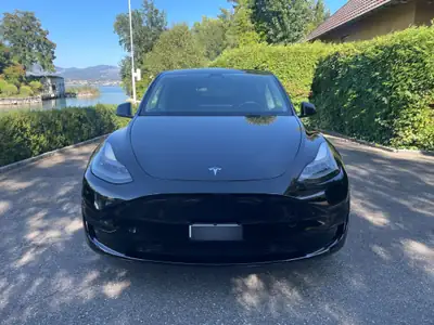 Tesla Model Y Basis 2023 — SUV électrique performant, pneus hiver neufs inclus — côté