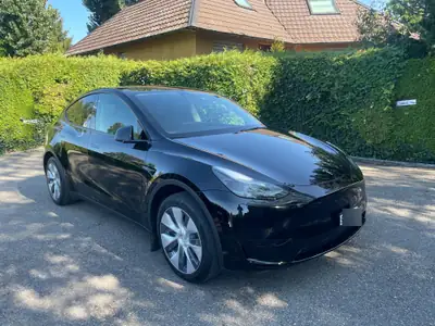 Tesla Model Y Basis 2023 — SUV électrique performant, pneus hiver neufs inclus — vue extérieure