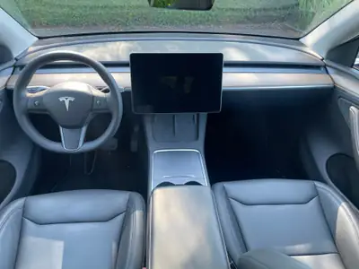 Tesla Model Y Basis 2023 — SUV électrique performant, pneus hiver neufs inclus — tableau de bord