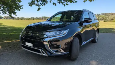 Mitsubishi Outlander 2.4 PHEV Diamond — SUV hybride rechargeable, tout-terrain fiable — vue extérieure