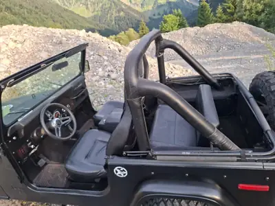 Jeep CJ Renegade V8 — Légende 4x4 des années 70, moteur puissant et authentique — détail