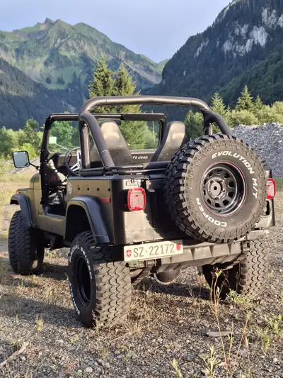 Jeep CJ Renegade V8 — Légende 4x4 des années 70, moteur puissant et authentique — tableau de bord