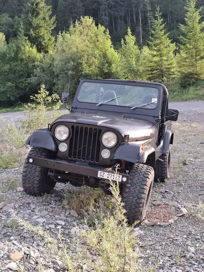 Jeep CJ Renegade V8 — Légende 4x4 des années 70, moteur puissant et authentique — Miniature 9