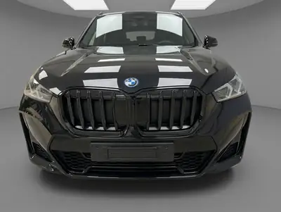 BMW X1 30e xDrive Hybrid M Sport — SUV rechargeable performant, 45'000 km seulement — vista esterna