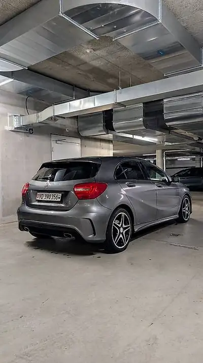 Mercedes-Benz Classe A 200 AMG Line — Compacte sportive, 145'000 km, transmission automatique — vista posteriore