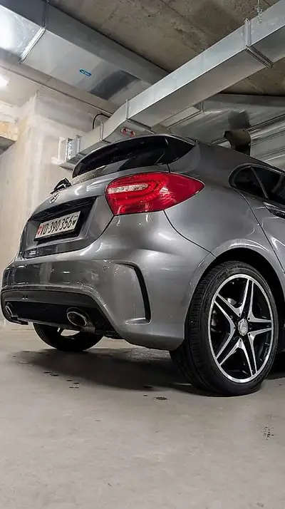 Mercedes-Benz Classe A 200 AMG Line — Compacte sportive, 145'000 km, transmission automatique — fianco