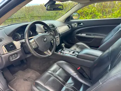 Jaguar XK 3.5 V8 — Coupé sportif britannique, 258 ch et design intemporel — intérieur