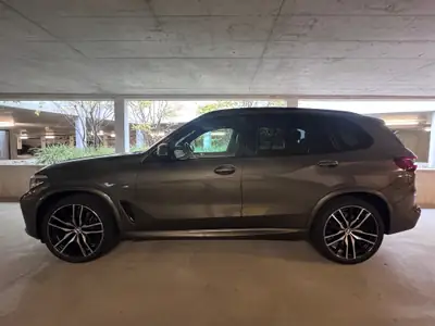BMW X5 40i xDrive M-Sport 2023 — SUV Premium Hybride Léger, Seulement 51 000 km — vista posteriore