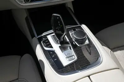 BMW 740d xDrive — Berline de prestige diesel, M-Paket, 320 ch — Miniature 16