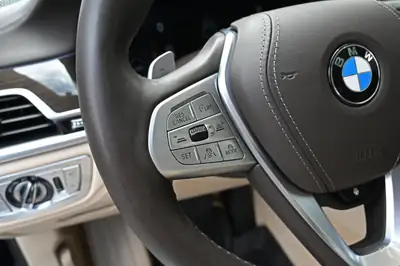 BMW 750i xDrive — Berline de prestige 530 ch, traction intégrale, faible kilométrage — Miniature 15