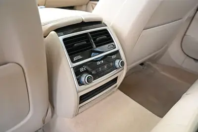 BMW 750i xDrive — Berline de prestige 530 ch, traction intégrale, faible kilométrage — Miniature 22