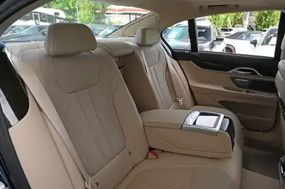 BMW 750i xDrive — Berline de prestige 530 ch, traction intégrale, faible kilométrage — Miniature 24