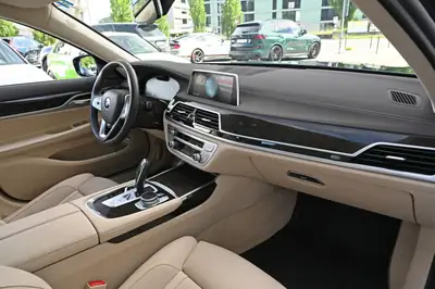 BMW 750i xDrive — Berline de prestige 530 ch, traction intégrale, faible kilométrage — Miniature 25