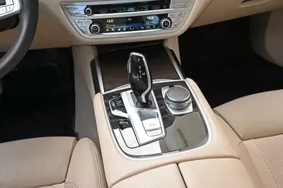 BMW 750i xDrive — Berline de prestige 530 ch, traction intégrale, faible kilométrage — Miniature 27