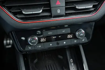 Skoda Kamiq 1.5 TSI Monte Carlo — Petit SUV dynamique, 15'250 km seulement — Miniatur 20