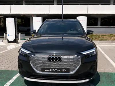 Audi Q4 e-tron 50 quattro — SUV électrique performant, 30 500 km seulement — vue extérieure