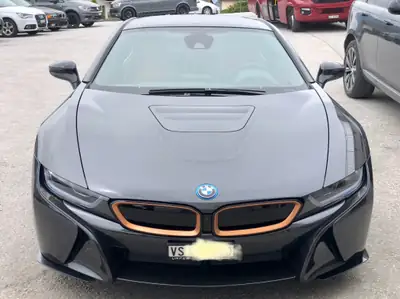 BMW i8 Ultimate Sophisto Edition — Hypercar hybride rechargeable, 16 000 km, édition limitée — vue extérieure