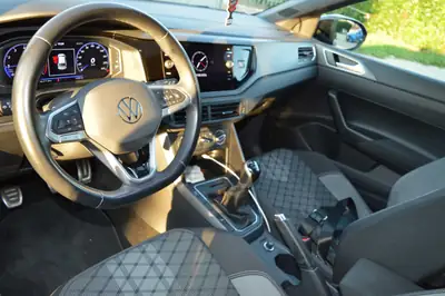 VW Taigo 1.0 TSI R-Line — Petit SUV urbain dynamique, toit panoramique et techno moderne — Thumbnail 11