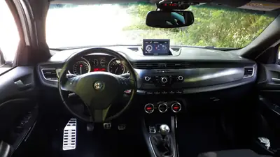Alfa Romeo Giulietta 1.4 TB 170 ch — Sportive compacte, sans sinistre — Innenraum