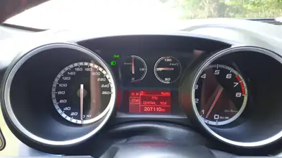 Alfa Romeo Giulietta 1.4 TB 170 ch — Sportive compacte, sans sinistre — Miniatur 9