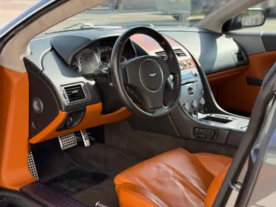 Aston Martin DB9 5.9 V12 — Chef-d'œuvre britannique, 34 500 km, parfait état — Miniatura 8