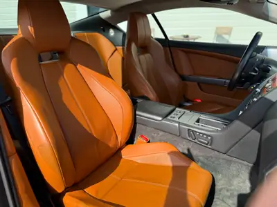 Aston Martin DB9 5.9 V12 — Chef-d'œuvre britannique, 34 500 km, parfait état — Miniatura 9
