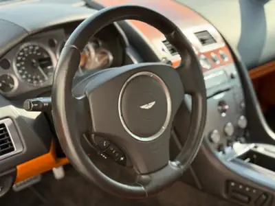 Aston Martin DB9 5.9 V12 — Chef-d'œuvre britannique, 34 500 km, parfait état — Miniatura 11