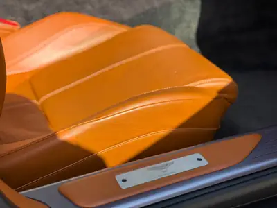 Aston Martin DB9 5.9 V12 — Chef-d'œuvre britannique, 34 500 km, parfait état — Miniatura 10