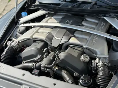 Aston Martin DB9 5.9 V12 — Chef-d'œuvre britannique, 34 500 km, parfait état — Miniatura 13