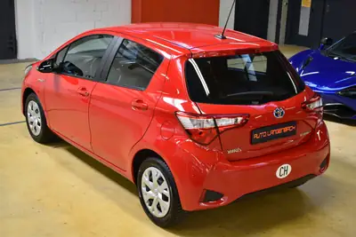 Toyota Yaris 1.5 Hybrid Comfort — Citadine écologique, première main, entretien neuf — intérieur