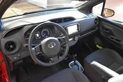Toyota Yaris 1.5 Hybrid Comfort — Citadine écologique, première main, entretien neuf — Miniature 11