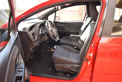 Toyota Yaris 1.5 Hybrid Comfort — Citadine écologique, première main, entretien neuf — Miniature 10
