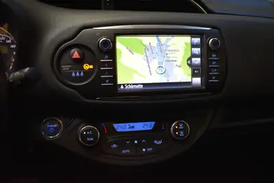 Toyota Yaris 1.5 Hybrid Comfort — Citadine écologique, première main, entretien neuf — Miniature 15