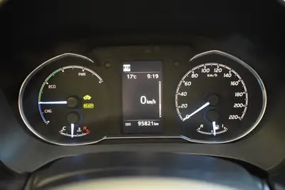 Toyota Yaris 1.5 Hybrid Comfort — Citadine écologique, première main, entretien neuf — Miniature 18