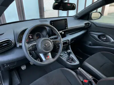 Toyota GR Yaris 1.6 Turbo Sport 4x4 — Performance compacte et polyvalence tous terrains — Thumbnail 9