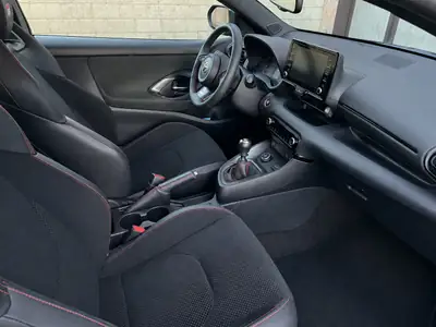 Toyota GR Yaris 1.6 Turbo Sport 4x4 — Performance compacte et polyvalence tous terrains — Thumbnail 10