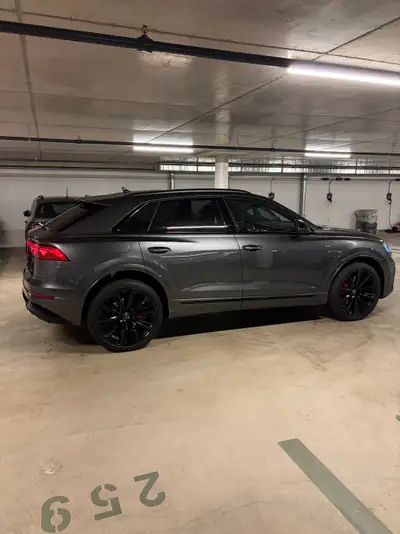 Audi Q8 3.0 TFSI e Quattro — SUV Premium Hybride Rechargeable, Barely Run — côté