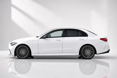 Mercedes-Benz C 300 4Matic AMG Line — Berline premium avec motorisation hybride légère et entretien inclus — côté