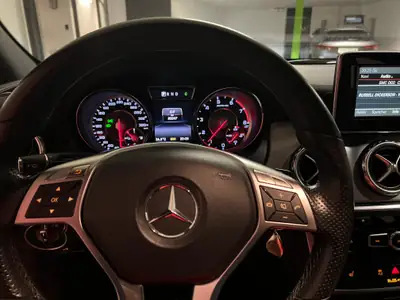 Mercedes-Benz GLA 45 AMG 4MATIC — SUV compact haute performance, 360 ch et traction intégrale — Miniature 8