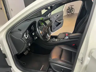 Mercedes-Benz GLA 45 AMG 4MATIC — SUV compact haute performance, 360 ch et traction intégrale — Miniature 10