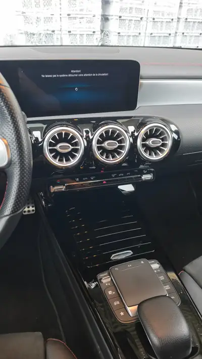 Mercedes-Benz CLA 200 AMG Line — Berline élégante, 55000 km seulement — intérieur