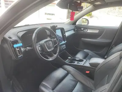 Volvo XC40 T5 AWD — SUV compact premium, 251 ch et transmission intégrale — rear view