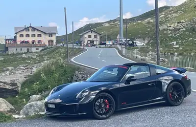 Porsche 911 Targa 4 GTS — Chef-d'œuvre décapotable avec 450 ch et toit rétractable — side view