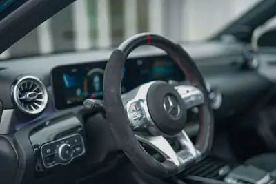 Mercedes-Benz A 35 AMG 4matic — Berline sportive haute performance, 80'000 km — cruscotto