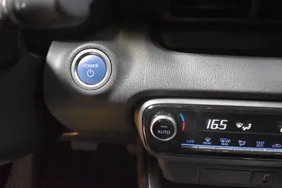 Toyota Yaris 1.5 Comfort e-CVT — Citadine hybride économe, 94'000 km seulement — Miniature 23