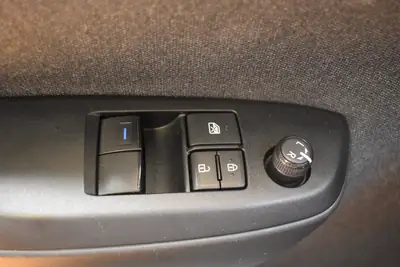 Toyota Yaris 1.5 Comfort e-CVT — Citadine hybride économe, 94'000 km seulement — Miniature 27