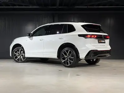 VW Tiguan 2.0 TSI R-Line 4Motion — SUV premium avec cuir intégral et garantie constructeur — côté