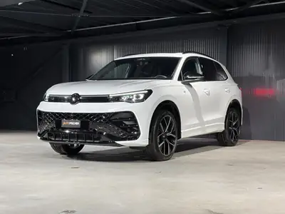 VW Tiguan 2.0 TSI R-Line 4Motion — SUV premium avec cuir intégral et garantie constructeur — intérieur