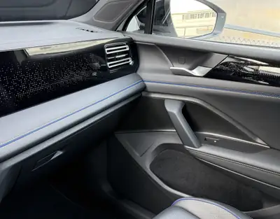 VW Tiguan 2.0 TSI R-Line 4Motion — SUV premium avec cuir intégral et garantie constructeur — Miniature 21
