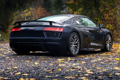Audi R8 V10 Plus — Supercrue 610 ch, 39'000 km seulement, packs carbone exclusifs — vista posteriore
